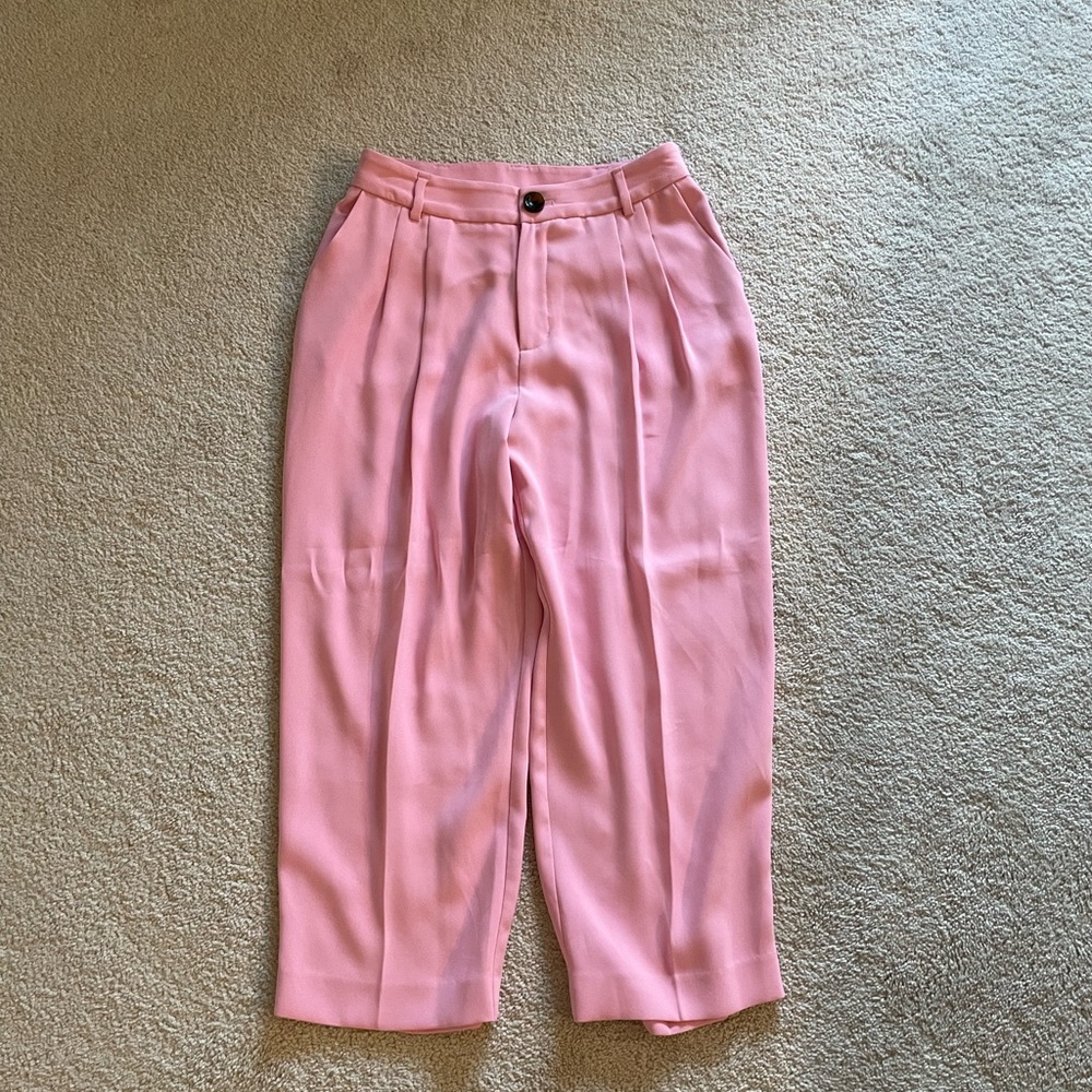 Cropped pink trousers